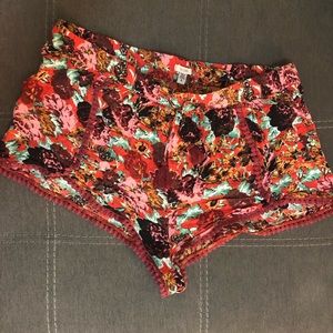 UO FLORAL SHORTS
